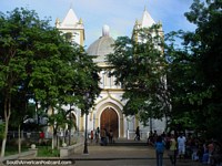 Igreja branca e dourada Igreja de San Nicolas de Bari em Porlamar. Venezuela, América do Sul.