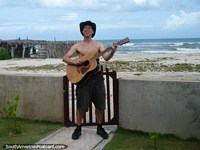 Versão maior do Um camafeu raro de mim tocando o meu violão em La Restinga, Ilha Margarita.