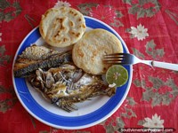 Pescado fresco y un arepa para almuerzo en La Restinga en Isla Margarita. Venezuela, Sudamerica.
