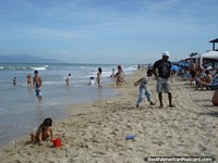 Os visitantes de La Restinga gostam da areia e espuma em Ilha Margarita. Venezuela, América do Sul.