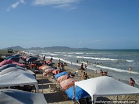 Muitos visitantes de La Restinga em janeiro gostam de um dia do sol na praia, Ilha Margarita. Venezuela, América do Sul.