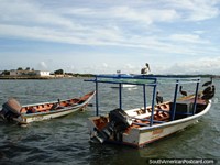 Barcos de pesca e pelicanos em Boca de Rio em Ilha Margarita. Venezuela, América do Sul.