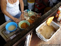 Uma mulher prepara Empanadas de frango delicioso em Boca de Rio, Ilha Margarita. Venezuela, América do Sul.