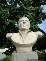 Em Robledal oeste distante em Ilha Margarita, praça pública e monumento a Antonio Jose de Sucre (1795-1830), lïder de independência. Venezuela, América do Sul.