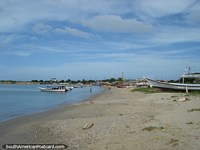 A praia e barcos em Robledal em West End distante de Ilha Margarita. Venezuela, América do Sul.