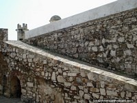 Rampa de pedra ïngreme que leva ao convés superior de Castillo San Carlos castelo de Borromeo, Pampatar, Ilha Margarita. Venezuela, América do Sul.