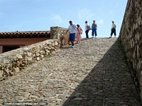 Versão maior do A rampa de pedra ao telhado de Castillo San Carlos de Borromeo em Pampatar, Ilha Margarita.