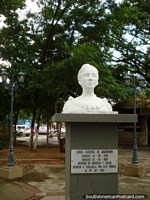 Versão maior do Monumento a heroïna Luisa Caceres de Arismendi no parque atrás da praia em Juan Griego em Ilha Margarita.