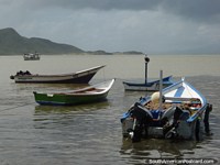 Cena tranquila de pequenos barcos, terra e mar em Juan Griego em Ilha Margarita. Venezuela, América do Sul.