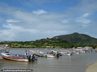 Barcos de pesca na água em Juan Griego, forte Galera na colina, Ilha Margarita. Venezuela, América do Sul.