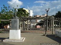 Parque com monumento a Jose Tadeo Monagas (1784-1868), presidente da Venezuela duas vezes a meados dos anos 1800, Porto La Cruz. Venezuela, América do Sul.