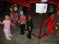 Marionetes de tamanho de crianças em Colon de Passeio de bulevar em Porto La Cruz.
 Venezuela, América do Sul.