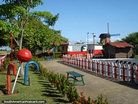 Pirulís gigantescos y palos del caramelo y entretenimiento en Parque La Navidad en Ciudad Guayana. Venezuela, Sudamerica.