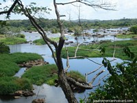 Versão maior do Parque Cachamay em Cidade Guayana, muita água e verdura.