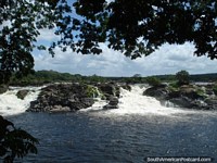 De Parque Cachamay lá atordoam visões das cachoeiras no Caroni de Rio, Cidade Guayana. Venezuela, América do Sul.