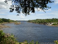El río de Río Caroni en Ciudad Guayana. Venezuela, Sudamerica.