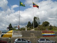 Versión más grande de Banderas y monumentos por la frontera de Venezuela y Brasil cerca de Santa Elena.