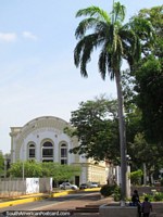 Versão maior do O teatro Baralt junto de Praça Bolivar em Maracaibo.