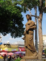 Estatua de una mujer en Plaza Bolivar en Maracaibo. Venezuela, Sudamerica.