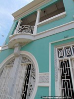 Casa verde-clara com grande janela redonda e balcão em Maracaibo. Venezuela, América do Sul.