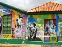 Pintura mural coloreada hermosa debajo de un tejado tejado, Calle Carabobo, Maracaibo. Venezuela, Sudamerica.