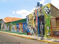 Uma rua de quadros murais fantásticos e cor em Maracaibo. Venezuela, América do Sul.