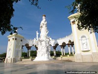 Larger version of Monumento de la Virgen de la Chinita in Maracaibo, photo at days end.