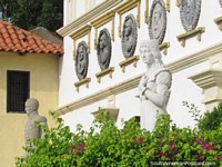 Versão maior do Panteon estátuas Regionais e placas ornamentais em Maracaibo.