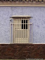 Casa de pedra com folhas de janela de janela de madeira em Carora. Venezuela, América do Sul.