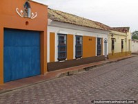 Casas históricas bem tratadas em uma rua de pedra arredondada em Carora. Venezuela, América do Sul.