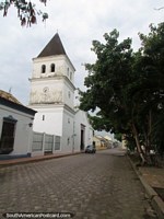 A catedral Carora em uma rua de pedra arredondada junto de Praça Bolivar. Venezuela, América do Sul.