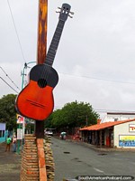 Larger version of At the entrance archway to El Tintorero with guitar monument.