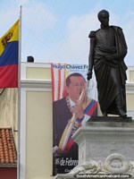 Estatua de Simon Bolivar, cartel de Hugo Chavez y bandera en Ciudad Bolivar. Venezuela, Sudamerica.