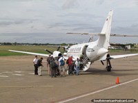 Pessoas que embarcam um 19 avião seater deixando Cidade Bolivar de Canaima. Venezuela, América do Sul.