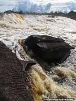 Tanta água que se move tão rápido para cachoeira de Salto El Sapo em Canaima. Venezuela, América do Sul.