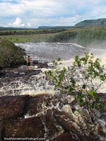 Versión más grande de Consiga sus pies mojados y póngase cerca de la cascada del Salto El Sapo asombrosa en Canaima.