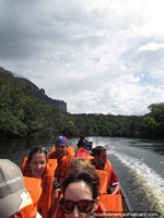 Jaquetas de segurança usadas por todo o mundo a bordo barco fluvial de Viagens de Tiuna a Salto Angel. Venezuela, América do Sul.