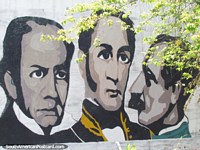 Versión más grande de Simon Bolivar en el centro y otros 2 hombres, pintura mural en Puerto la Cruz.