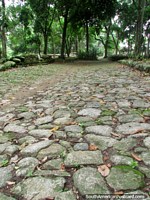 Os caminhos de pedra arredondada em volta das ruïnas de Parque El Fuerte - San Felipe. Venezuela, América do Sul.
