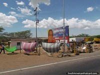 Redes para dormir de venda na margem de estrada entre Dabajuro e Coro. Venezuela, América do Sul.