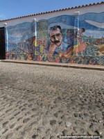 Mural de parede de um homem em uma rua de pedra arredondada em Coro. Venezuela, América do Sul.