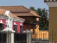Os edifïcios, os telhados cobertos com telhas, as lâmpadas e cercam o centro histórico de Coro. Venezuela, América do Sul.