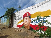 Grande mural do presidente Hugo Chavez na parede de uma seção vazia em Coro. Venezuela, América do Sul.