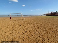 O rapaz está em uma meta na areia na praia em Coro - La Vela de Coro. Venezuela, América do Sul.