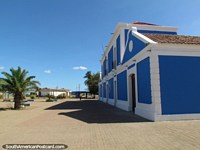 La iglesia azul y blanca ordenada detrás de la playa en La Vela de Coro. Venezuela, Sudamerica.