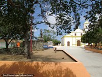 La plaza y iglesia en Pueblo Nuevo. Venezuela, Sudamerica.