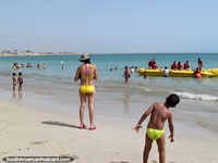 Pessoas que gostam da praia do norte em Adicora dos seus próprios modos. Venezuela, América do Sul.