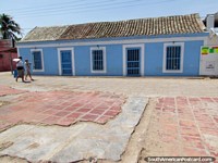 Um edifïcio de tipo histórico de azul com telhado coberto com telhas em Adicora. Venezuela, América do Sul.