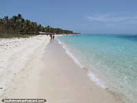 Looking along the 2nd beach on the other side of Cajo Sombrero, Morrocoy National Park. Venezuela, South America.