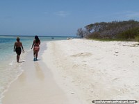 Larger version of Cajo Sombrero at Morrocoy National Park, a nearly deserted island in parts.
